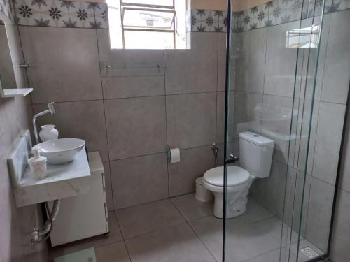 帕萨夸特鲁Casinha Verde的一间带卫生间和玻璃淋浴间的浴室