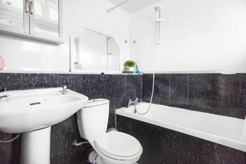 曼彻斯特Entire 3 Bedroom House Near City Centre + FREE Parking的浴室配有卫生间、盥洗盆和浴缸。
