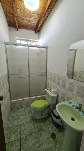 SunampeHospedaje El Cascabel的一间带卫生间和水槽的浴室