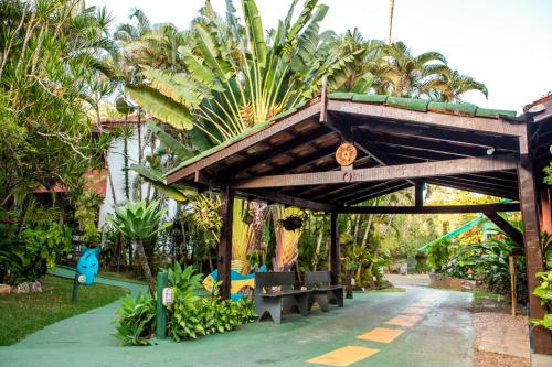 伊利亚贝拉福特查瑞普拉亚酒店的一个带长椅和棕榈树的木制凉亭