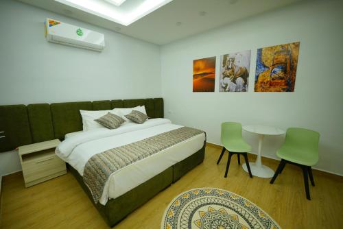 瓦迪穆萨simple street apartment的卧室配有一张床和一张桌子及椅子