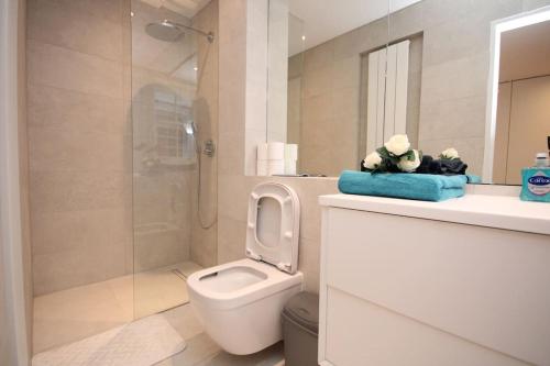 伦敦Lovely flat in Baker street的白色的浴室设有卫生间和淋浴。