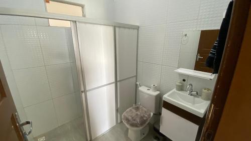 阿拉卡茹Chácara Paraíso do Rio em Aracaju的带淋浴、卫生间和盥洗盆的浴室