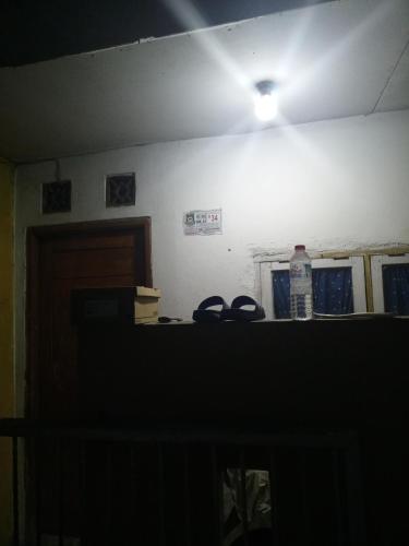 Gondrong guest house的黑暗的房间,墙上有灯,天花板