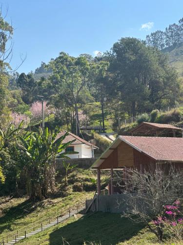 坎波斯杜若尔当Recanto São Francisco的一座小房子,位于山丘上,树木繁茂