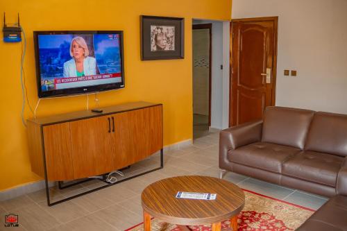 黑角Mayombe Arena Hotel的带沙发和平面电视的客厅