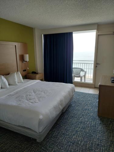 弗吉尼亚海滩海滨舒适套房的酒店客房设有一张床和一个大窗户