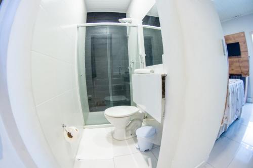 伊塔布纳Pousada Veneza的白色的浴室设有卫生间和淋浴。