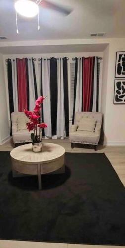 夏洛特Luxurious 3 Story Townhome的客厅配有沙发和鲜花桌