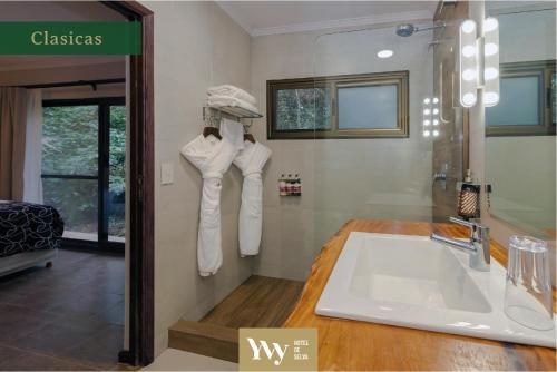 伊瓜苏港塞尔瓦伊维酒店的一间带水槽和镜子的浴室