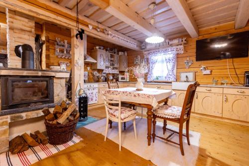 卡罗维发利Roubenka Bruno的厨房配有桌椅和壁炉。