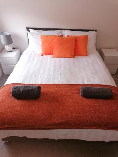 斯托尼斯特拉特福Apollo Avenue Apartment的一间卧室配有一张大床和两个枕头