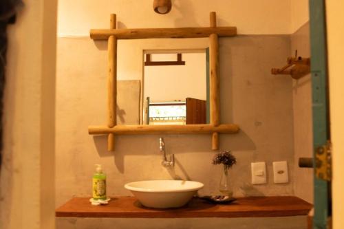 塞古罗港Suites da Loja Caraíva的一间带水槽和镜子的浴室