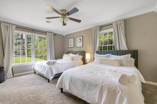 塔拉哈西Cozy - Organic Modern - Bungalow - FSU的一间卧室配有两张床和吊扇