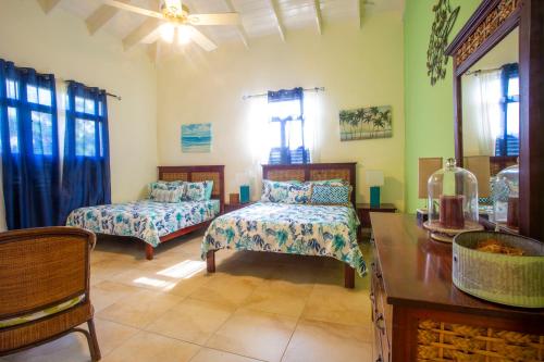 苏莎亚Sosua Ocean Village的一间卧室配有两张床、一张桌子和一张书桌