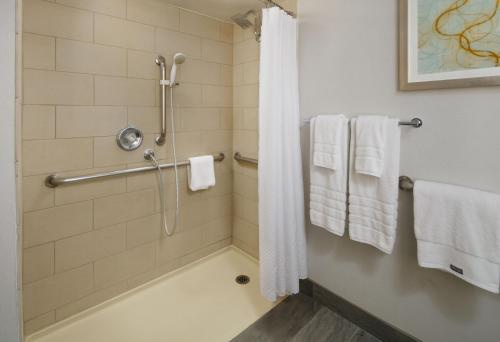 帕萨迪纳帕萨迪纳威斯丁酒店的带淋浴和白色毛巾的浴室
