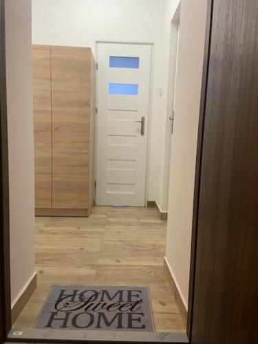 莱格尼察DOMAX的走廊上设有门,地板上设有迎宾家庭地毯