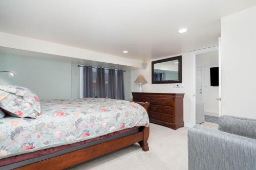 西雅图Wallingford Oasis的一间卧室配有一张床、梳妆台和镜子