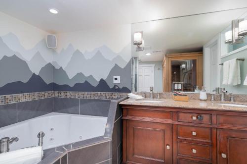 西雅图Wallingford Oasis的带浴缸的浴室和墙上的山壁画
