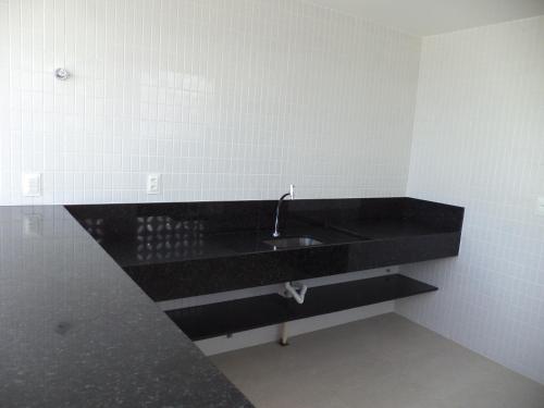 若昂佩索阿Compact Tambaú 408的一间带黑色柜台和水槽的浴室