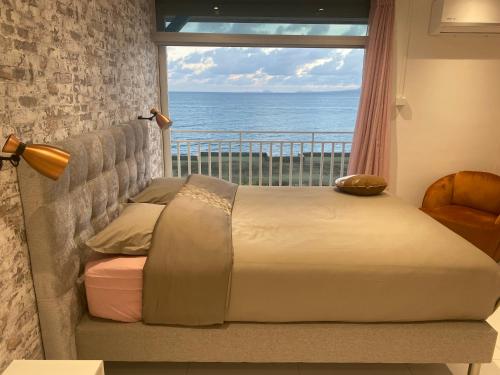 哥西尔Au PETIT NONI的一间卧室设有一张床,享有海景