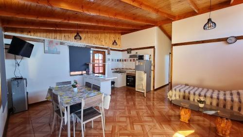 洛斯安第斯Casa Los Andes的一间带桌子的客厅和一间厨房