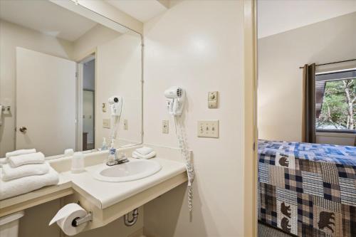 基灵顿Cedarbrook Deluxe Two Bedroom Suite with outdoor heated pool 20304的一间带水槽和淋浴的浴室