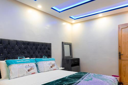 达赫拉ADAM APPARTEMENTS的一间卧室配有一张蓝色天花板的床