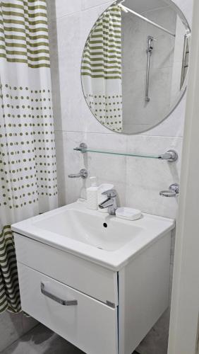阿拉木图Abay 130的浴室设有白色水槽和镜子