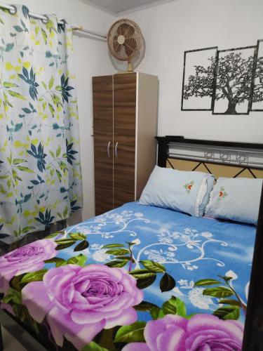 南圣弗朗西斯科Kitnet Praia de Ubatuba的一间卧室配有一张紫玫瑰床