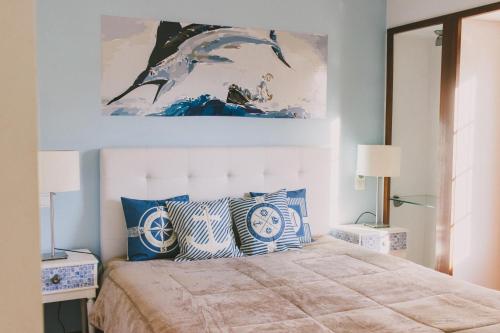 TravancinhaCasas de Campo Villa D'Almeida的一间卧室配有一张带蓝色和白色枕头的床