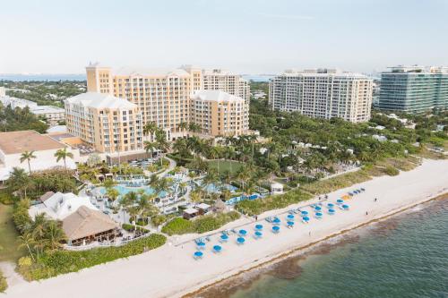 迈阿密The Ritz Carlton Key Biscayne, Miami的享有度假村的空中景致,设有海滩和建筑