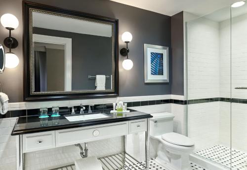 达拉斯达拉斯斯通雷利艾美酒店的一间带水槽、卫生间和镜子的浴室