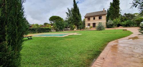 科尔多瓦Aljubea, tu casa rural en Cordoba的一个带房子和游泳池的庭院
