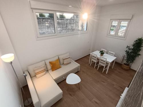 巴约讷MiniLoft Baiona -的客厅配有沙发和桌子