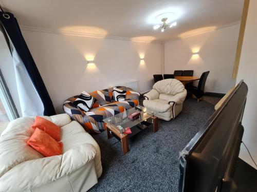 布里斯托2-Bed House Bungalow in Bristol的客厅配有两张沙发和一张桌子