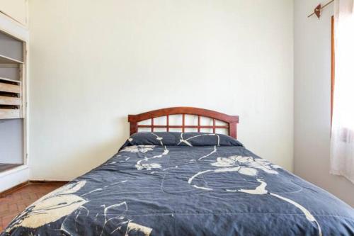 瓜伊马延La Juana Mza的一间卧室配有一张带蓝色棉被的床