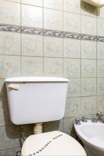 瓜伊马延La Juana Mza的浴室配有白色卫生间和盥洗盆。