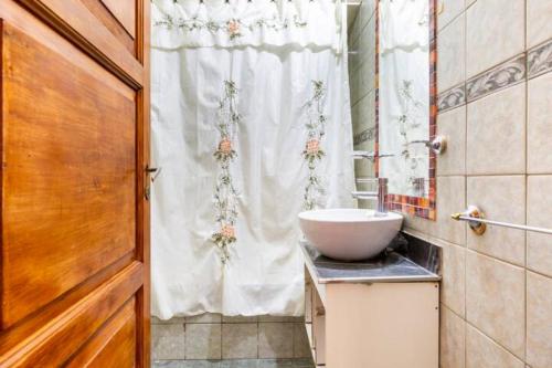 瓜伊马延La Juana Mza的浴室设有水槽和白色的淋浴帘