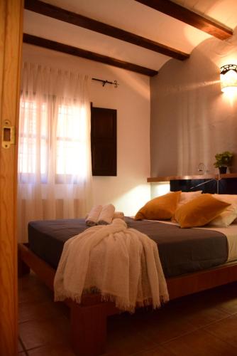Los PastoresOasis rural的一间卧室设有两张床和窗户。