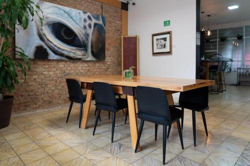 瓜达拉哈拉Casa Corazon的一张木桌和椅子,在画室里