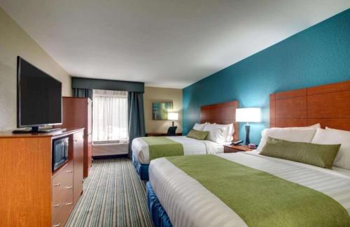 莫尔黑德伊格尔斯贝斯特韦斯特酒店的酒店客房设有两张床和一台平面电视。