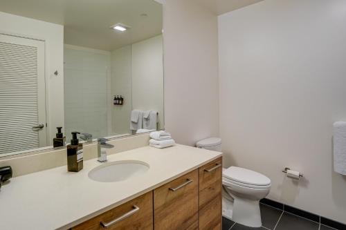 旧金山San Francisco Condo Less Than 1 Mi to Union Square!的一间带水槽、卫生间和镜子的浴室