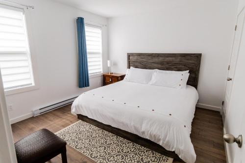 迪尔莱克The Apartment的卧室设有一张白色大床和两个窗户。