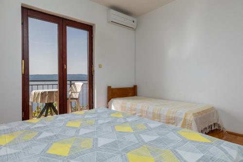 麦米科Apartment Mimice 11045b的一间带两张床的卧室,享有海景