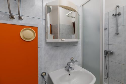 麦米科Apartment Mimice 11045b的一间带水槽和镜子的浴室
