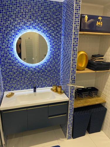 哥西尔Au PETIT NONI的浴室设有水槽,上面有蓝色的灯光