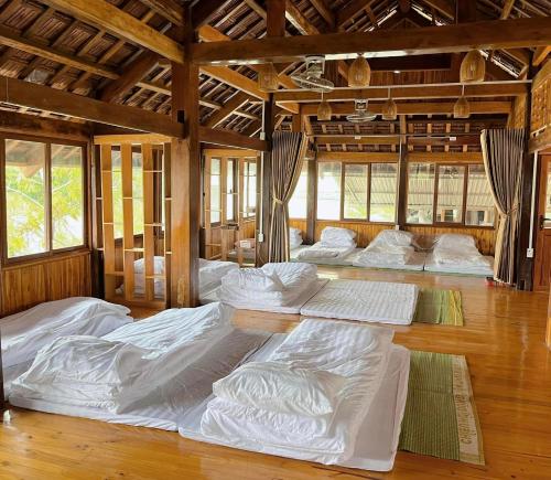木州县Cao nguyên的一间铺有几张床垫的客房