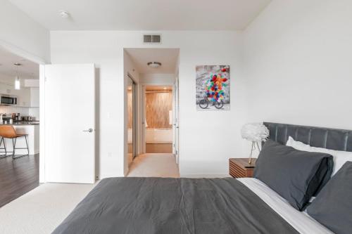 洛杉矶Brand New Luxury Apartment WeHo的一间带大床的卧室和一间厨房