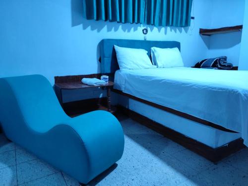 利马Hostal Reyna的蓝色客房 - 带床和椅子